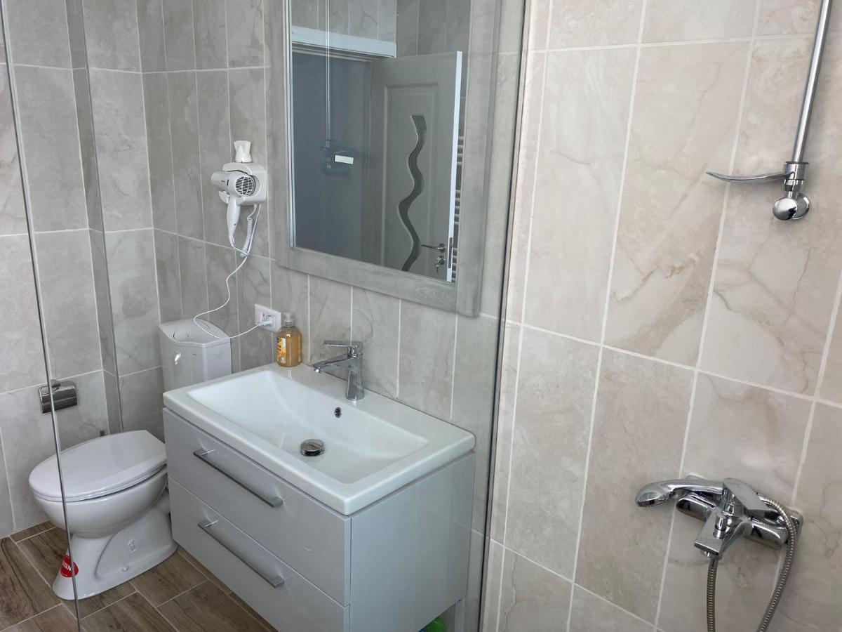 Apartament Lucian Lägenhet Râmnicu Vâlcea Exteriör bild