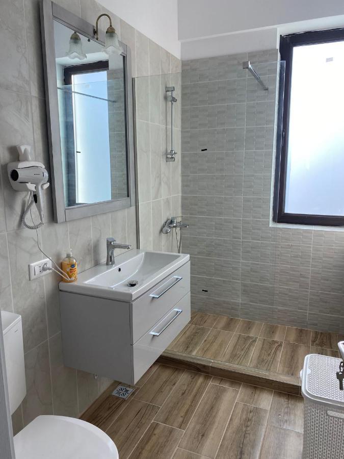 Apartament Lucian Lägenhet Râmnicu Vâlcea Exteriör bild