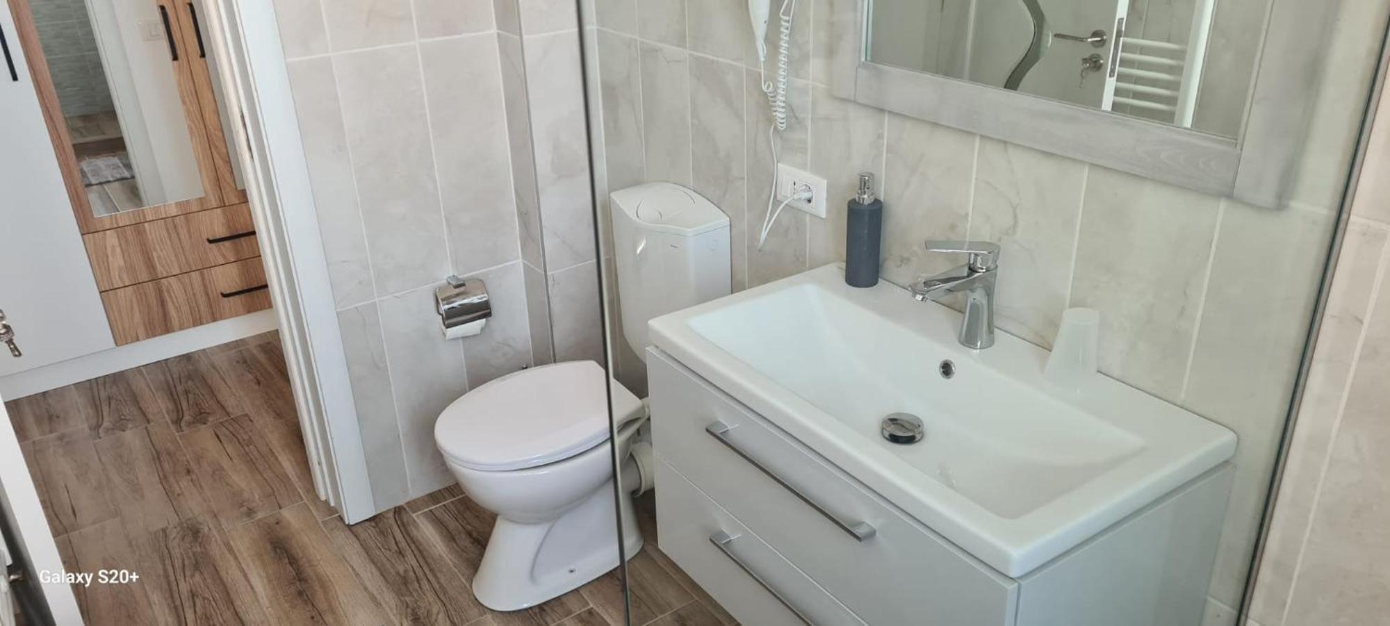 Apartament Lucian Lägenhet Râmnicu Vâlcea Exteriör bild