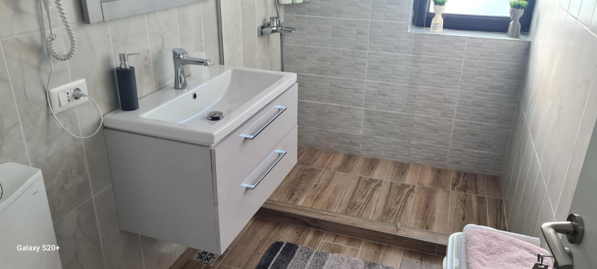 Apartament Lucian Lägenhet Râmnicu Vâlcea Exteriör bild