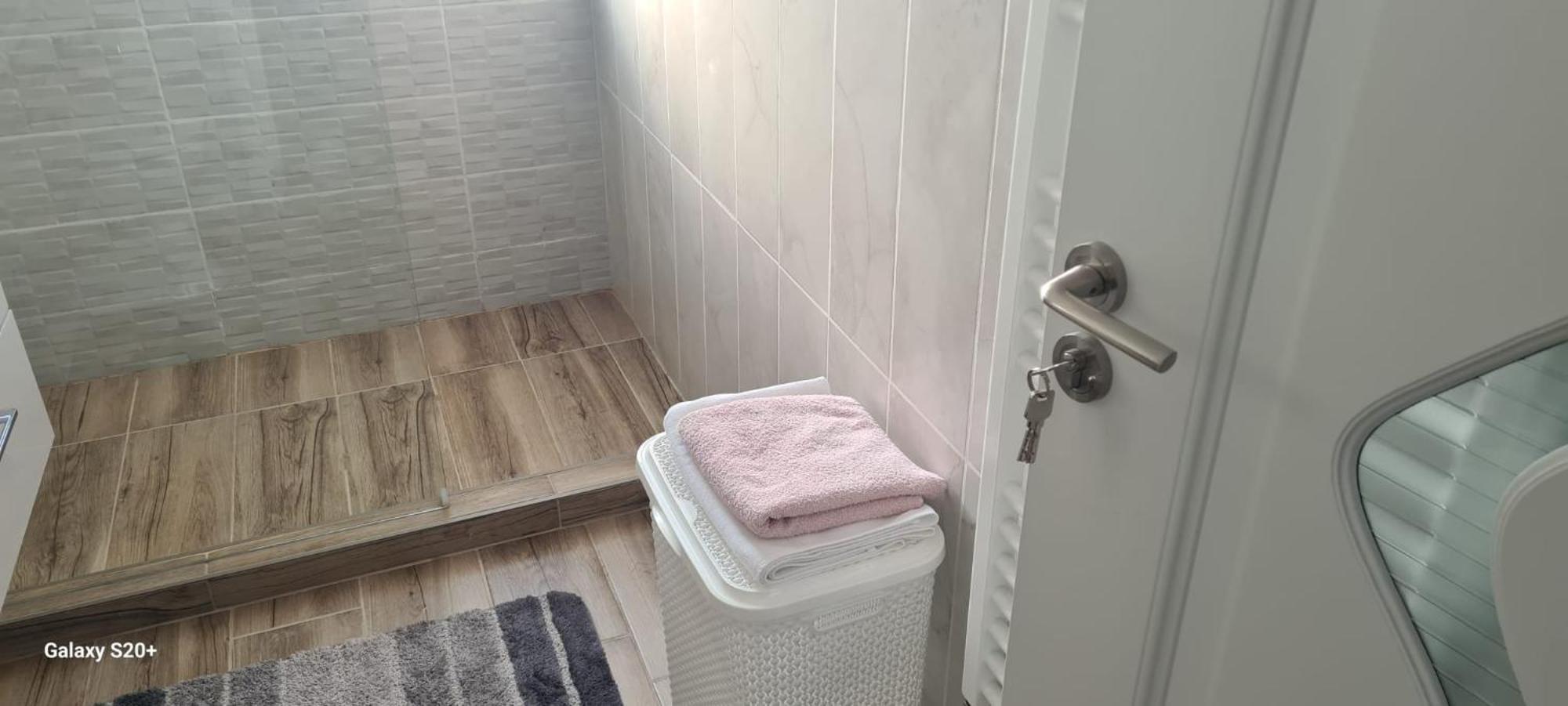 Apartament Lucian Lägenhet Râmnicu Vâlcea Exteriör bild