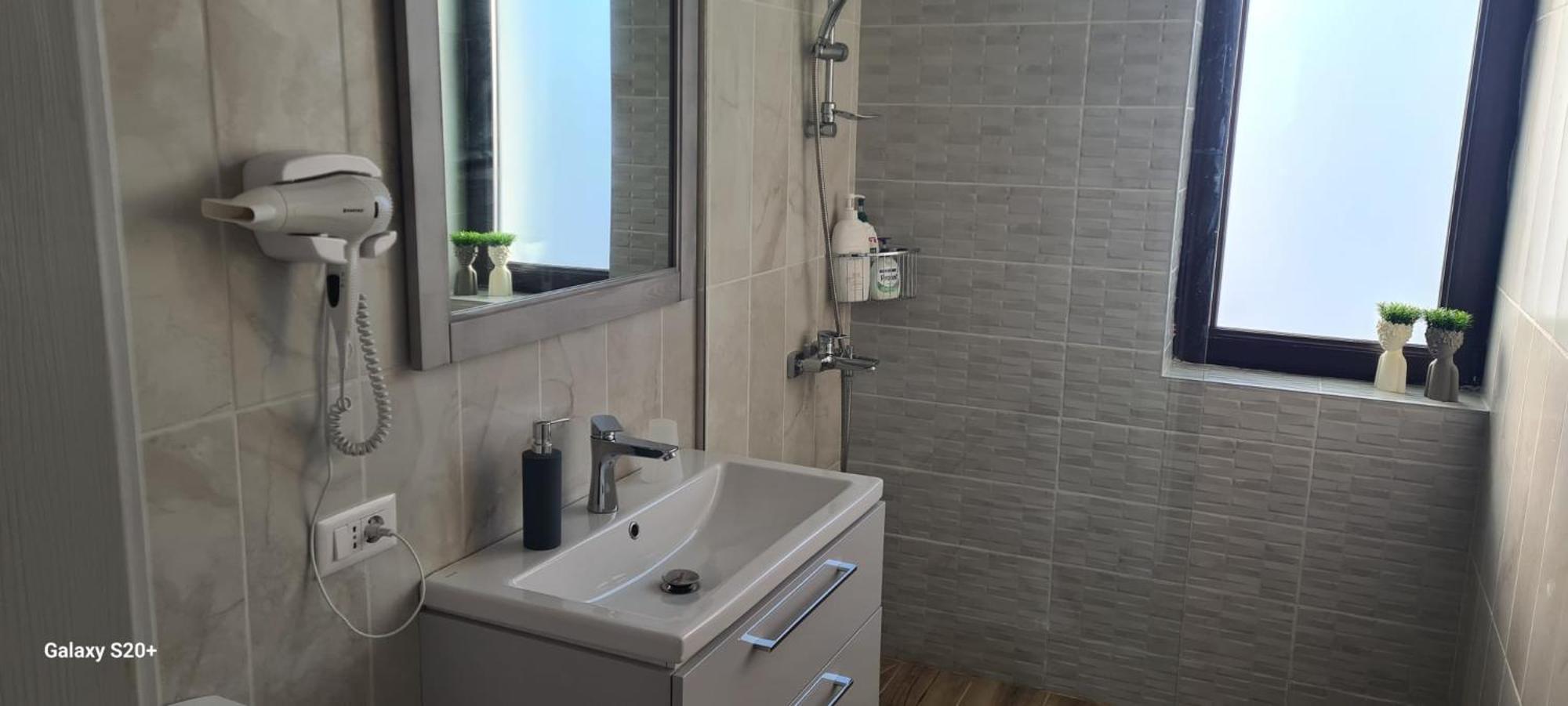 Apartament Lucian Lägenhet Râmnicu Vâlcea Exteriör bild